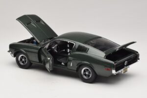 Ford Mustang GT Bullitt con Figura di Steve McQueen Greenlight 1:18 12885 Pressofusione — immagine 5 di 8