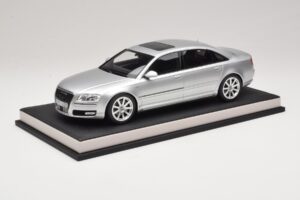Audi A8 D3 W12 Ice Silver Metallic MotorHelix 1:18 MH030ISM Resina — immagine 2 di 7