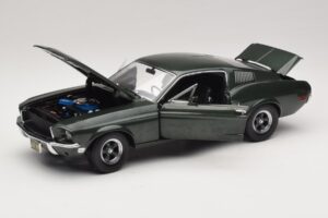 Ford Mustang GT Bullitt con Figura di Steve McQueen Greenlight 1:18 12885 Pressofusione — immagine 2 di 8