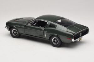 Ford Mustang GT Bullitt con Figura di Steve McQueen Greenlight 1:18 12885 Pressofusione — immagine 7 di 8