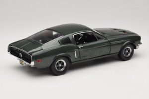 Ford Mustang GT Bullitt con Figura di Steve McQueen Greenlight 1:18 12885 Pressofusione — immagine 3 di 8