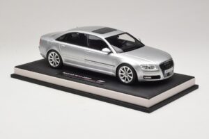 Audi A8 D3 W12 Ice Silver Metallic MotorHelix 1:18 MH030ISM Resina — immagine 4 di 7