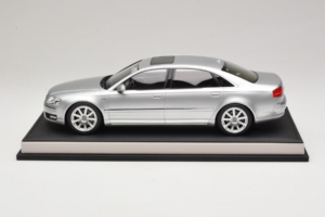 Audi A8 D3 W12 Ice Silver Metallic MotorHelix 1:18 MH030ISM Resina