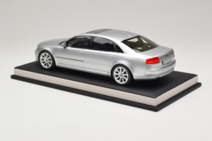 Audi A8 D3 W12 Ice Silver Metallic MotorHelix 1:18 MH030ISM Resina — immagine 5 di 7