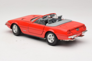 Ferrari 365 GTS/4 Spider Rosso Techno Giodi 1:18 40028-P1 Pressofusione — immagine 7 di 8