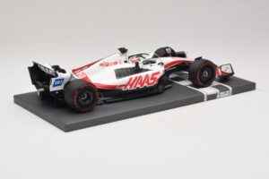 Haas VF-22 K. Magnussen Pole Position Brazilian GP 2022 Minichamps 1:18 117222120 Resina — immagine 2 di 7