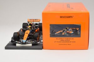 McLaren MCL60 #4 L. Norris 2nd Place Hungarian GP 2023 Minichamps 1:18 537233004 Resina — immagine 6 di 7