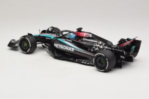 Mercedes AMG Petronas W15 E Performance G. Russell 2024 Minichamps 1:18 110240163 Resina — immagine 5 di 7