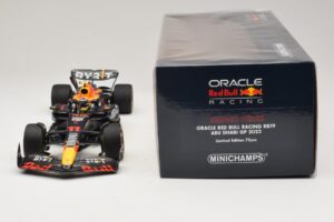 Oracle Red Bull Racing RB19 S. Perez Abu Dhabi GP 2023 Minichamps 1:18 110232311 Resina — immagine 6 di 7