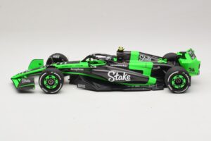 Stake Kick Sauber C44 G. Zhou Emilia Romagna GP 2024 Minichamps 1:18 117240124 Resina — immagine 3 di 7