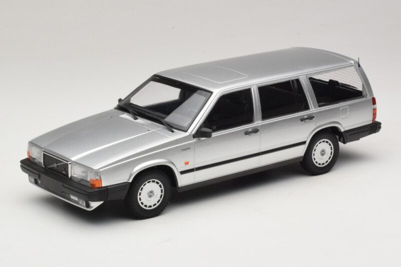 Volvo 740 GL Station Wagon Argento Minichamps 1:18 155171770 Pressofusione