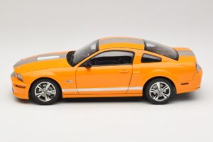 Ford Mustang GT S197 Grabber Orange Metallic AUTOart 1:18 73117-A1 Pressofusione — immagine 4 di 8
