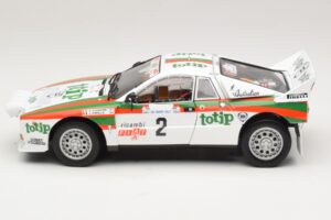 Lancia 037 #2 A. Bettega / M. Perissinot Rally San Marino 1984 Kyosho 1:18 08306F Pressofusione — immagine 4 di 8