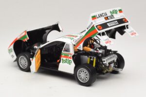 Lancia 037 #2 A. Bettega / M. Perissinot Rally San Marino 1984 Kyosho 1:18 08306F Pressofusione — immagine 5 di 8