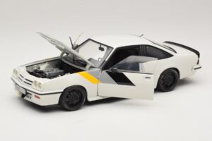 Opel Manta B GT/E Bianco Cerchi Personalizzati Neri Revell 1:18 08422 Pressofusione — immagine 2 di 8