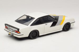 Opel Manta B GT/E Bianco Cerchi Personalizzati Neri Revell 1:18 08422 Pressofusione — immagine 3 di 8