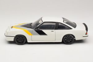 Opel Manta B GT/E Bianco Cerchi Personalizzati Neri Revell 1:18 08422 Pressofusione — immagine 4 di 8