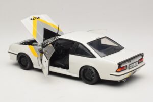 Opel Manta B GT/E Bianco Cerchi Personalizzati Neri Revell 1:18 08422 Pressofusione — immagine 5 di 8