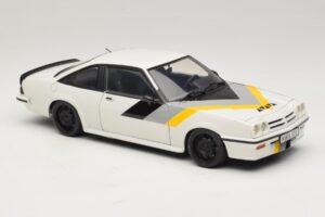 Opel Manta B GT/E Bianco Cerchi Personalizzati Neri Revell 1:18 08422 Pressofusione — immagine 6 di 8