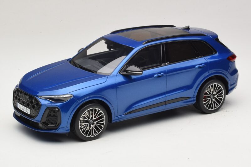 Audi SQ5 FY TFSI Ultra Blu Otto 1:18 Audi SQ5 FY TFSI Ultra Blu Otto 1:18 OT1281 Resina