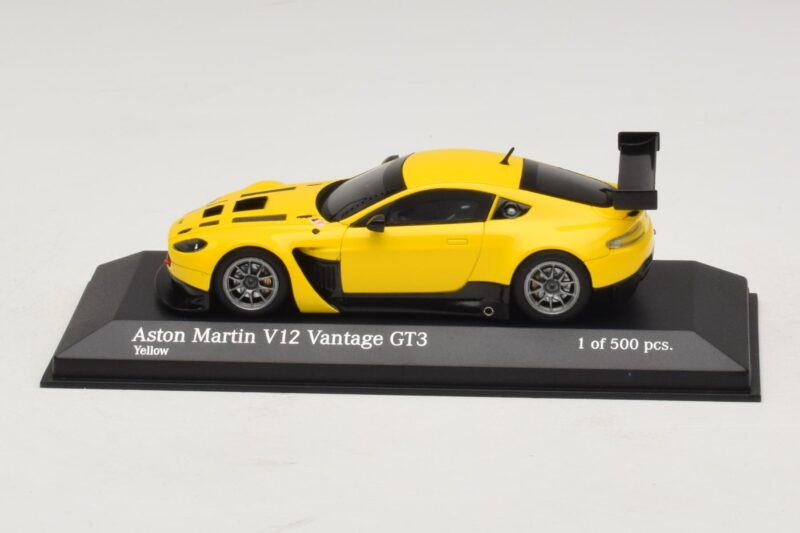 Aston Martin V12 Vantage GT3 Giallo Minichamps 1:43 Aston Martin V12 Vantage GT3 Giallo Minichamps 1:43 437121391 Pressofusione