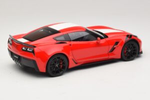 Chevrolet Corvette C7 Grand Sport Rosso con Strisce Bianche AUTOart 1:18 71274 Composito — immagine 3 di 8