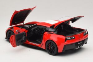 Chevrolet Corvette C7 Grand Sport Rosso con Strisce Bianche AUTOart 1:18 71274 Composito — immagine 5 di 8