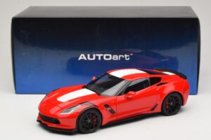 Chevrolet Corvette C7 Grand Sport Rosso con Strisce Bianche AUTOart 1:18 71274 Composito — immagine 8 di 8