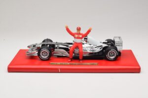 Ferrari F2004 #1 M. Schumacher Six Time World Champion 2004 Cromo Argento Hot Wheels 1:18 C7332 Pressofusione — immagine 3 di 6