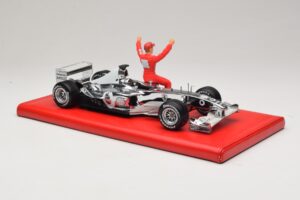 Ferrari F2004 #1 M. Schumacher Six Time World Champion 2004 Cromo Argento Hot Wheels 1:18 C7332 Pressofusione — immagine 4 di 6