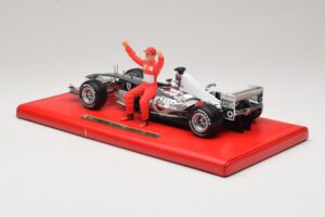 Ferrari F2004 #1 M. Schumacher Six Time World Champion 2004 Cromo Argento Hot Wheels 1:18 C7332 Pressofusione — immagine 5 di 6