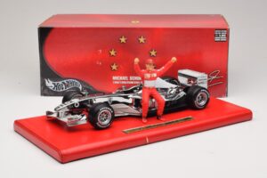 Ferrari F2004 #1 M. Schumacher Six Time World Champion 2004 Cromo Argento Hot Wheels 1:18 C7332 Pressofusione — immagine 6 di 6