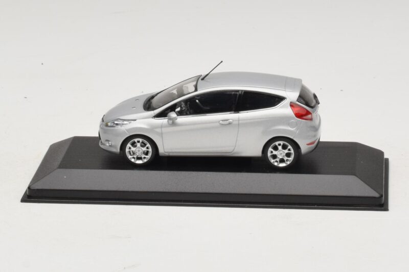 Ford Fiesta Mk7 Moondust Silver Metallic Minichamps 1:43 Ford Fiesta Mk7 Moondust Silver Metallic Minichamps 1:43 403088003 Pressofusione