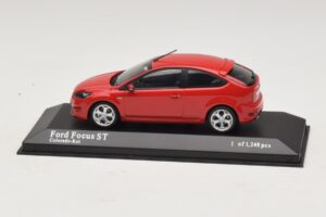 Ford Focus ST Mk2 Rosso Minichamps 1:43 400087301 Pressofusione