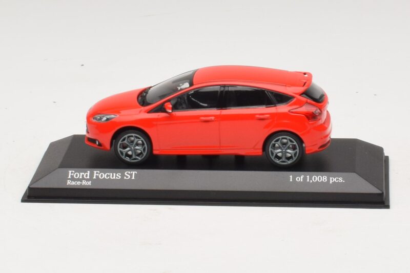 Ford Focus ST Mk3 Rosso Minichamps 1:43 Ford Focus ST Mk3 Rosso Minichamps 1:43 410081001 Pressofusione