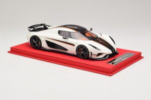 Koenigsegg Regera Bianco con Carbonio Nero FrontiArt 1:18 REMC043 Resina — immagine 4 di 7
