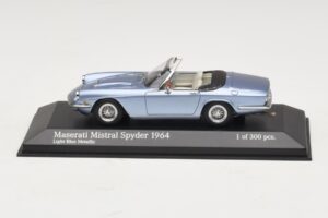 Maserati Mistral Spyder Light Blue Metallic Minichamps 1:43 Maserati Mistral Spyder Light Blue Metallic Minichamps 1:43 437123432 Pressofusione