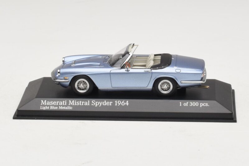 Maserati Mistral Spyder Light Blue Metallic Minichamps 1:43 Maserati Mistral Spyder Light Blue Metallic Minichamps 1:43 437123432 Pressofusione