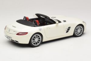 Mercedes SLS AMG Roadster Mystic White II Minichamps 1:18 B66960079 Pressofusione — immagine 4 di 9