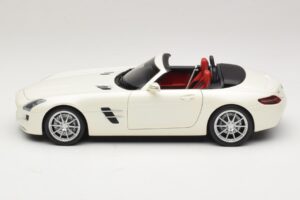 Mercedes SLS AMG Roadster Mystic White II Minichamps 1:18 B66960079 Pressofusione — immagine 5 di 9