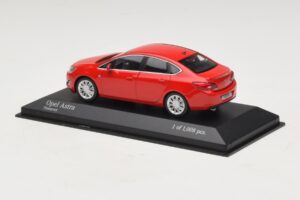 Opel Astra J Rosso Minichamps 1:43 410042001 Pressofusione — immagine 3 di 4