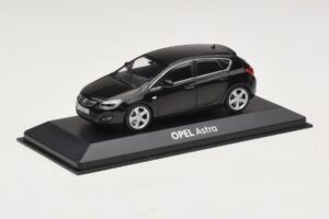 Opel Astra J Nero Minichamps 1:43 ASTRA006 Pressofusione — immagine 2 di 4