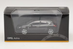 Opel Astra J Nero Minichamps 1:43 ASTRA006 Pressofusione — immagine 4 di 4