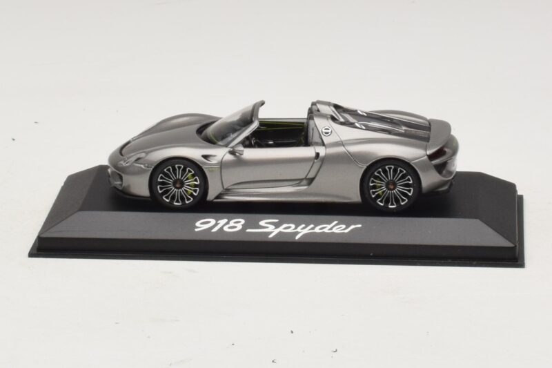 Porsche 918 Spyder Grigio Metallizzato Minichamps 1:43 Porsche 918 Spyder Grigio Metallizzato Minichamps 1:43 WAP0201000E Pressofusione