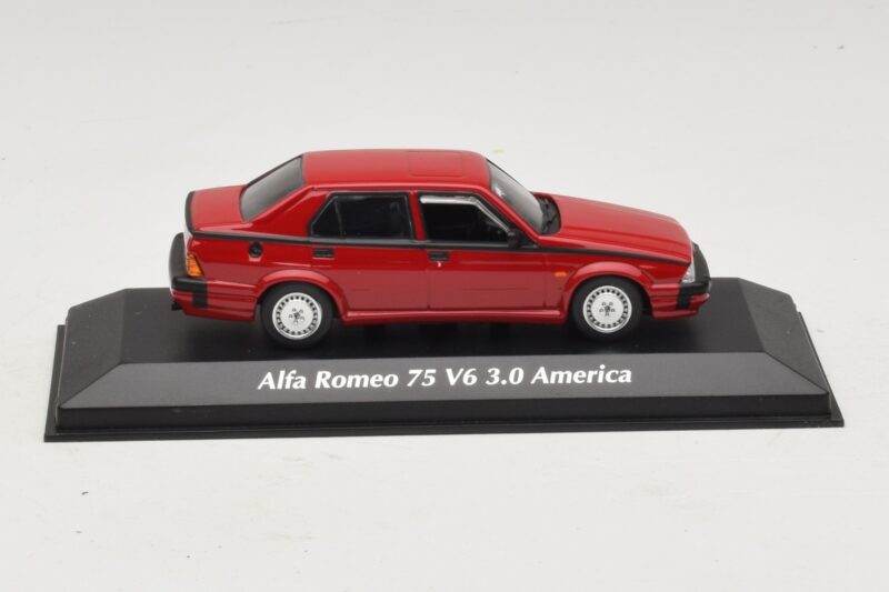 Alfa Romeo 75 V6 3.0 America Rosso Maxichamps 1:43 940120461 Pressofusione