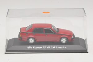 Alfa Romeo 75 V6 3.0 America Rosso Maxichamps 1:43 940120461 Pressofusione — immagine 4 di 5