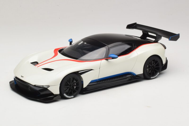Aston Martin Vulcan Stratus White Con Strisce Blu e Rosse AUTOart 1:18 70261 Composito