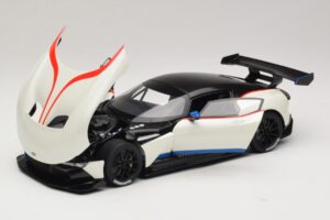 Aston Martin Vulcan Stratus White Con Strisce Blu e Rosse AUTOart 1:18 70261 Composito — immagine 2 di 8