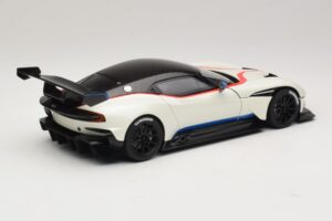Aston Martin Vulcan Stratus White Con Strisce Blu e Rosse AUTOart 1:18 70261 Composito — immagine 3 di 8