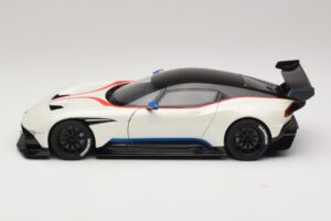 Aston Martin Vulcan Stratus White Con Strisce Blu e Rosse AUTOart 1:18 70261 Composito — immagine 4 di 8